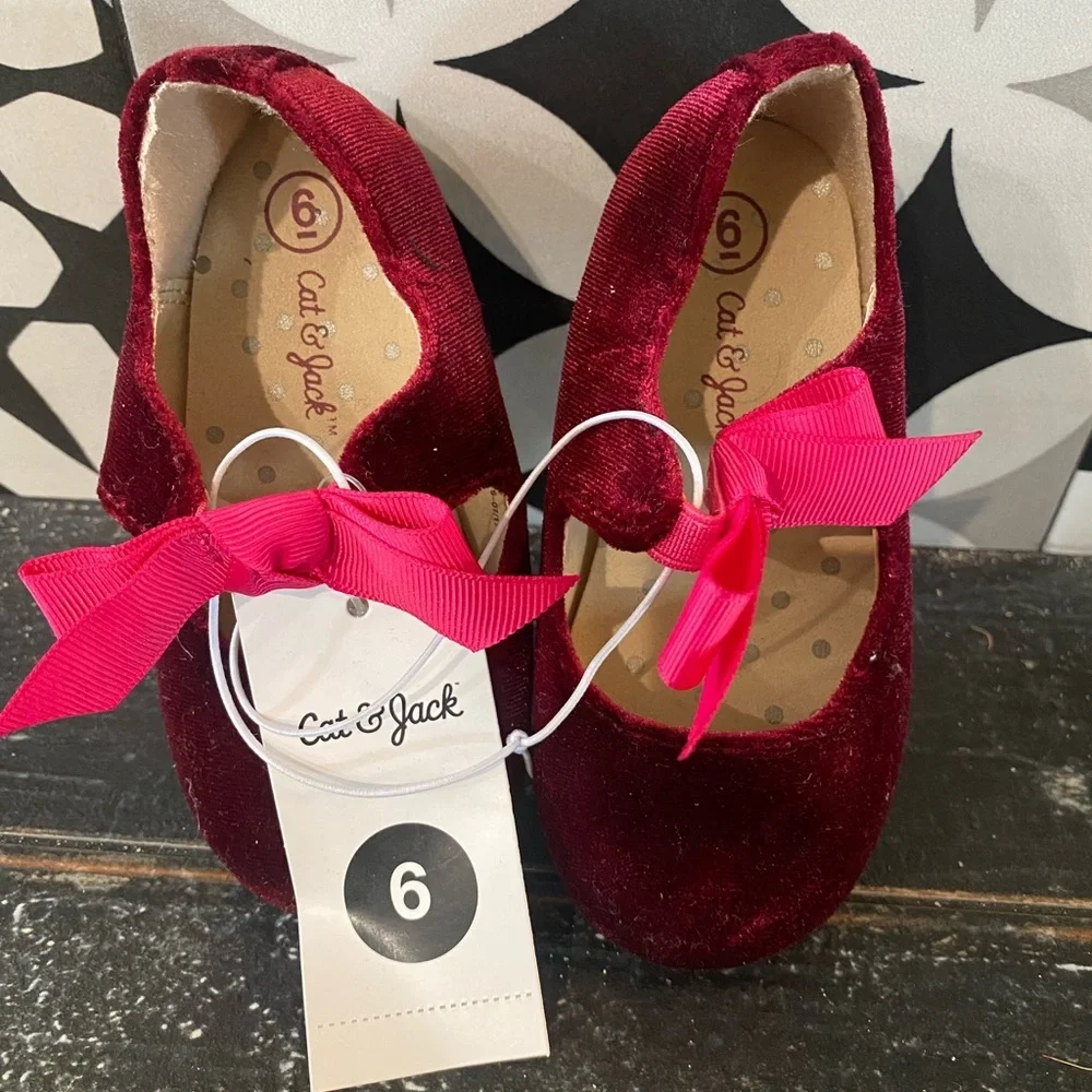 Sweetest little red velvet shoes with fabric bows😍just in time for ❤️day!